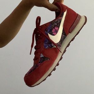 Nike floral sneakers (size 7)